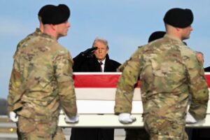 Guerre au Moyen-Orient : Donald Trump accueille les dépouilles de six soldats américains